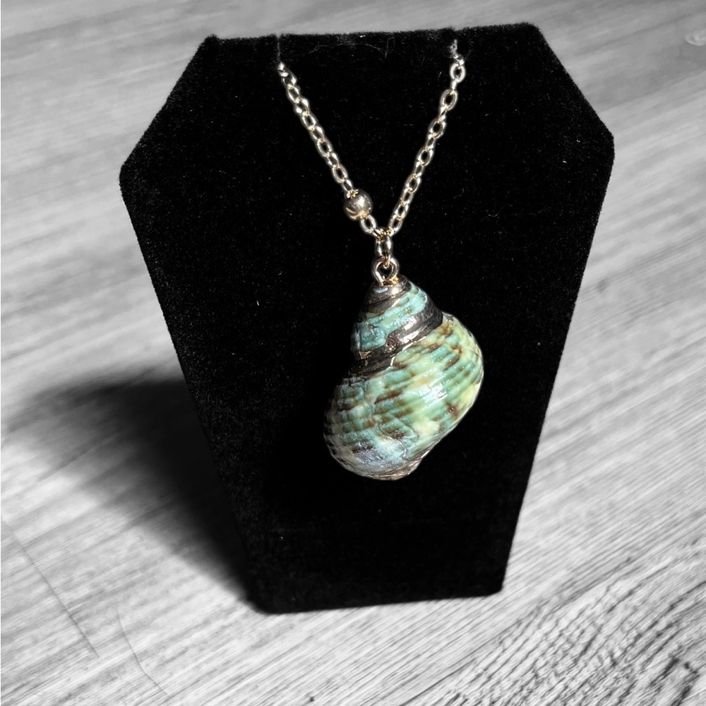 🌊 Natural Seashell Pendant Necklace